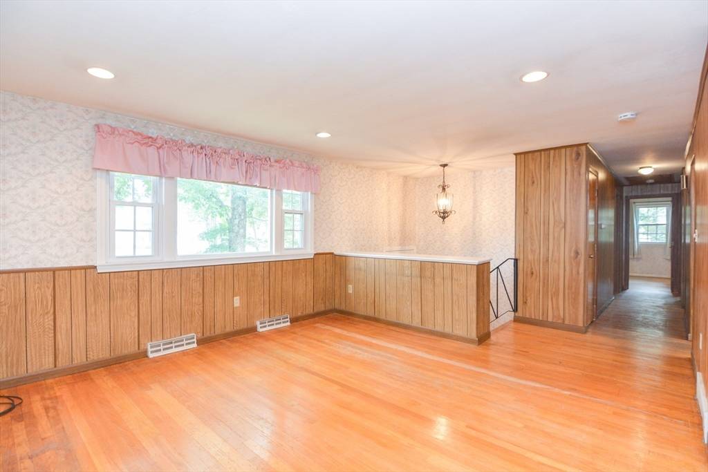 Holliston, MA 01746,712 Norfolk Street