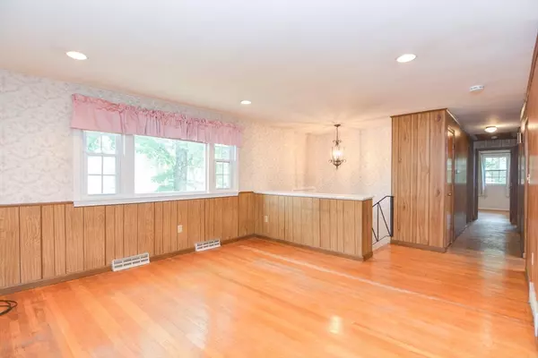 Holliston, MA 01746,712 Norfolk Street