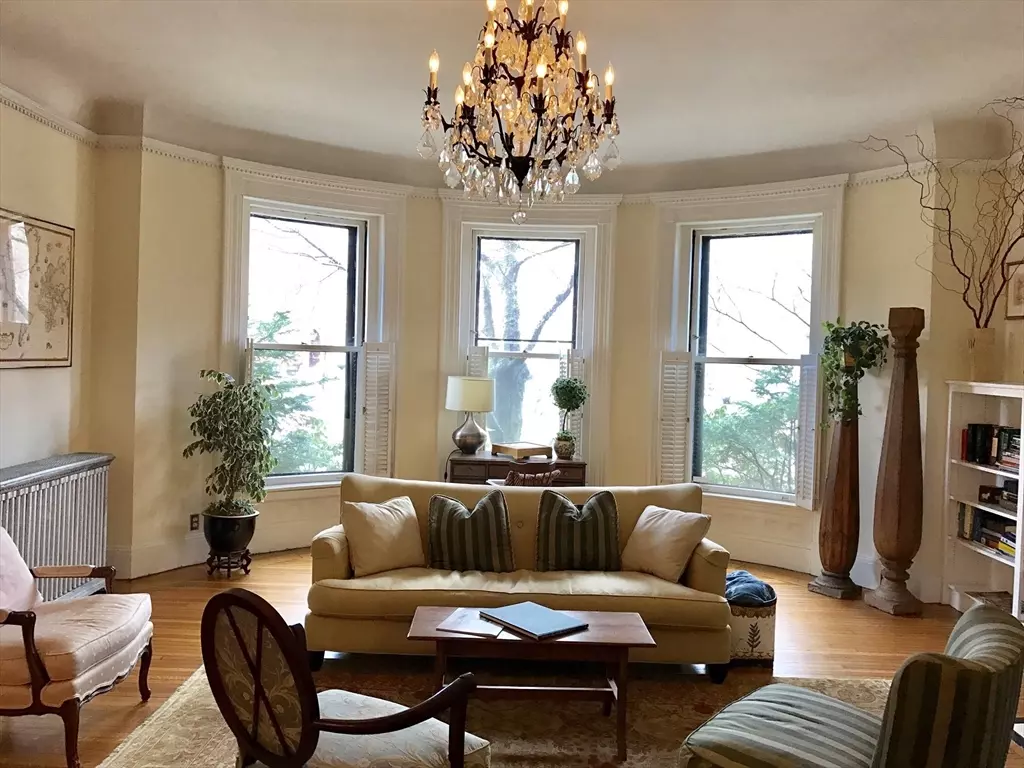 Boston, MA 02115,290 Commonwealth Ave #1