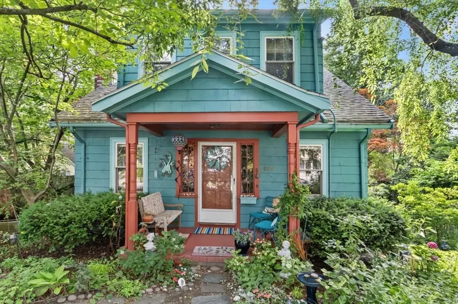925 Chestnut St, Newton, MA 02468