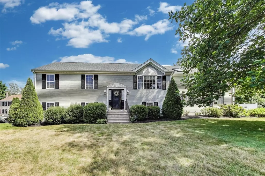 Taunton, MA 02718,8 Powhattan Dr