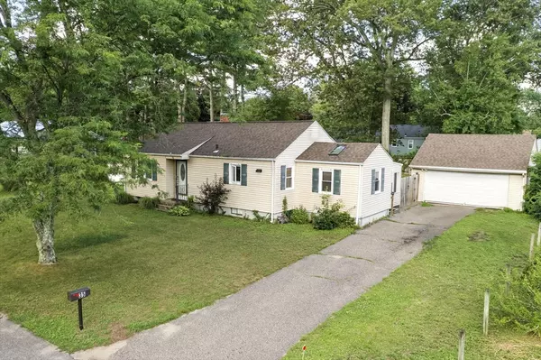 35 Juniper Dr, Springfield, MA 01119