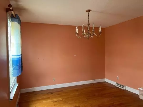 East Longmeadow, MA 01028,18 Harris Dr