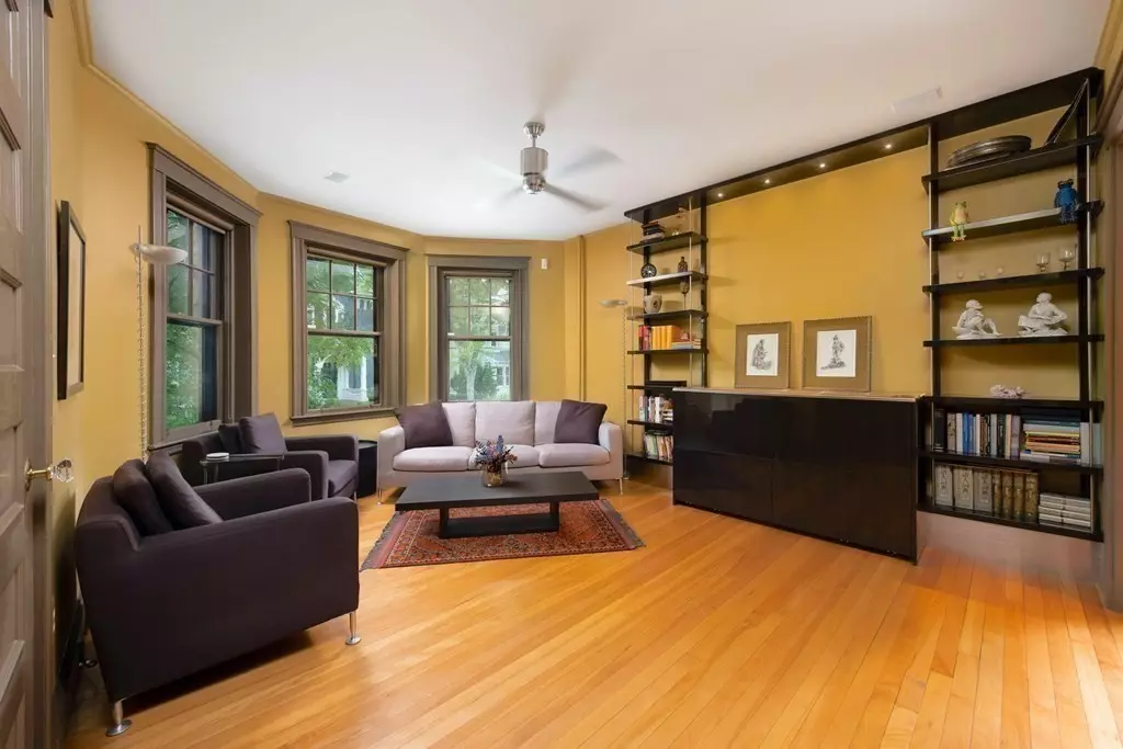 Cambridge, MA 02138,31 Linnaean St #2