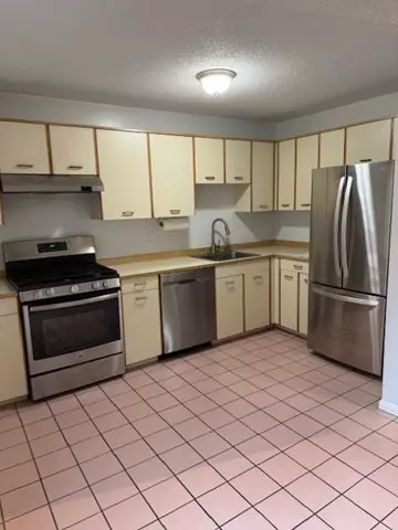 95 Tennis Plaza Rd #24, Dracut, MA 01826