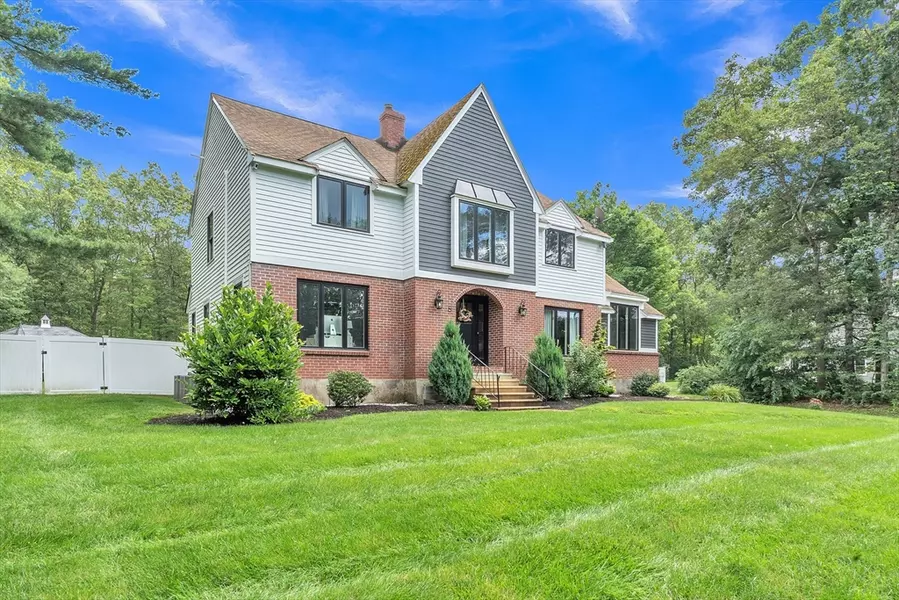 8 Pine Needle Rd, Mendon, MA 01756