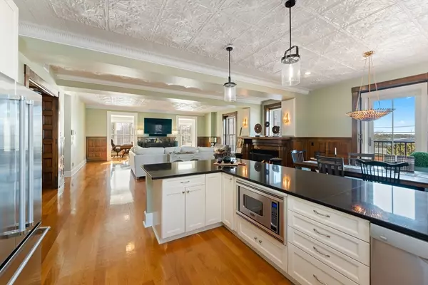 Bristol, RI 02809,423 Hope St #C