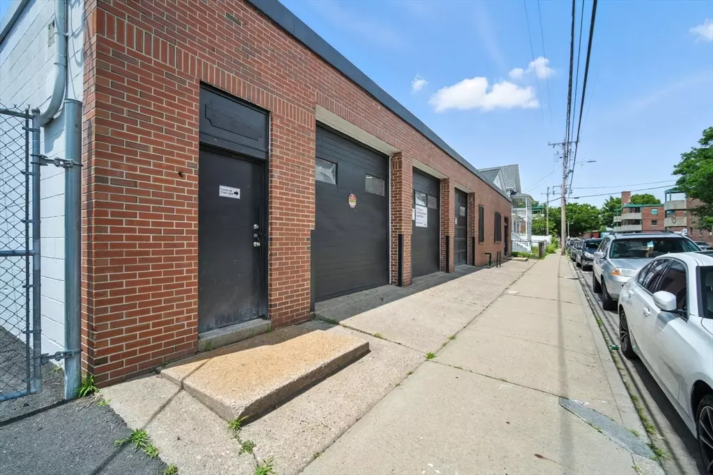 Holyoke, MA 01040,41 N Summer St