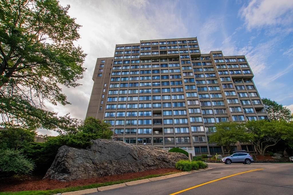 Newton, MA 02467,250 Hammond Pond Pkwy #306N