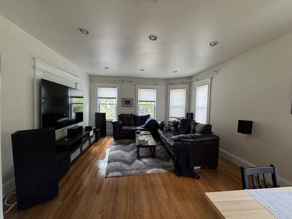 Newton, MA 02461,266 Lake Ave #2