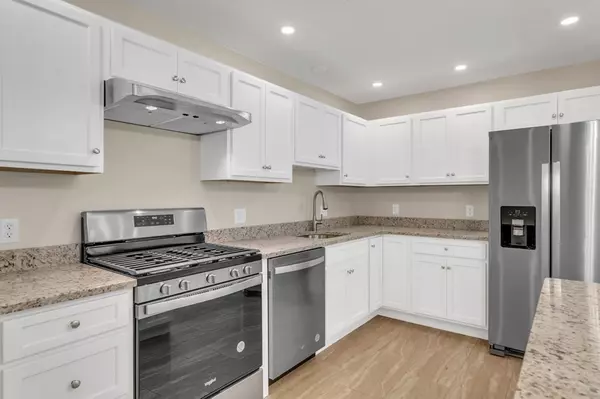 Agawam, MA 01001,96-98 Royal Ln #96