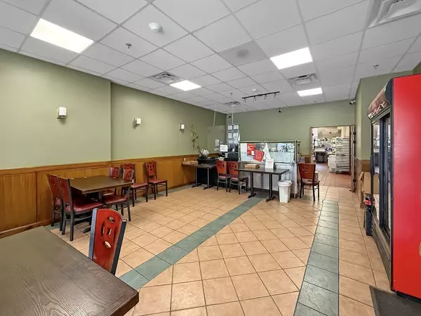Worcester, MA 01608,521 Main St
