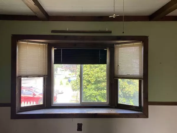 Dartmouth, MA 02747,1004 Allen St