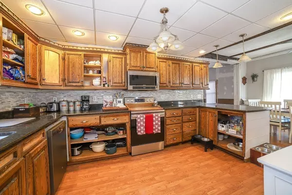 Charlton, MA 01507,8 Maple St