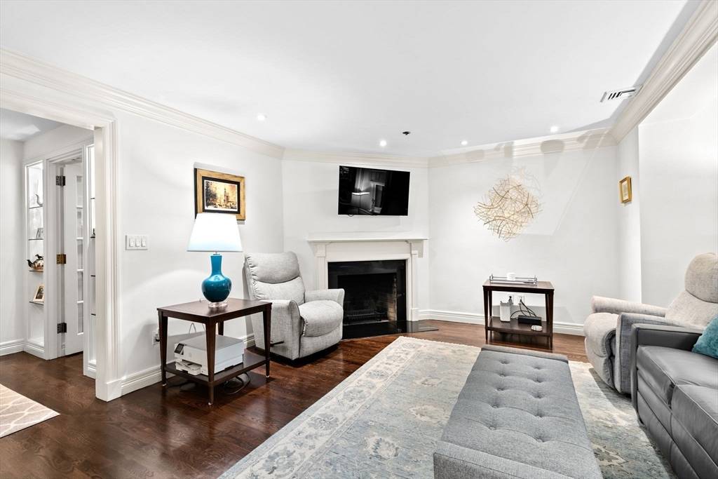 Boston, MA 02116,31-33 Commonwealth Ave #1
