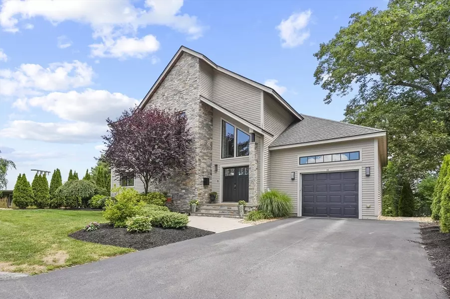 14 Bay Edge Lane, Worcester, MA 01604