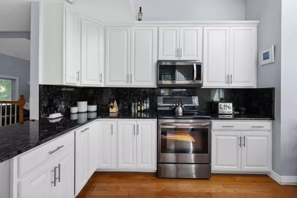 Dartmouth, MA 02747,89 Songbird Dr