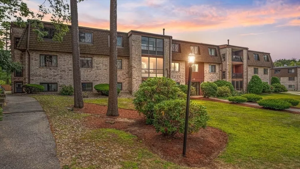 2 Greenbriar Dr #204, North Reading, MA 01864