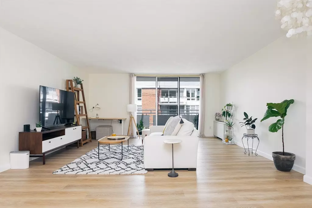 Brookline, MA 02446,41 Park St #303