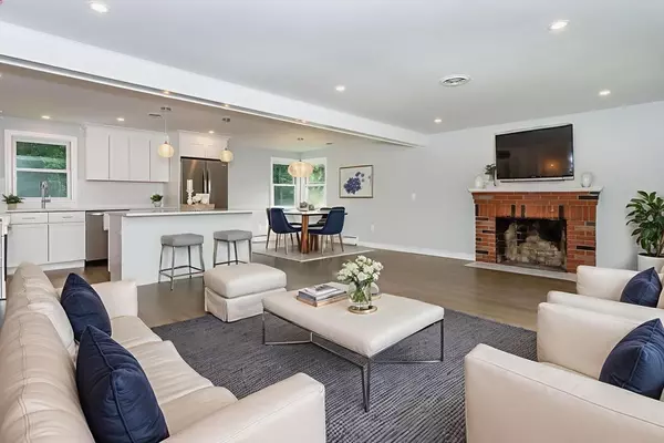 Walpole, MA 02081,8 Irving Drive