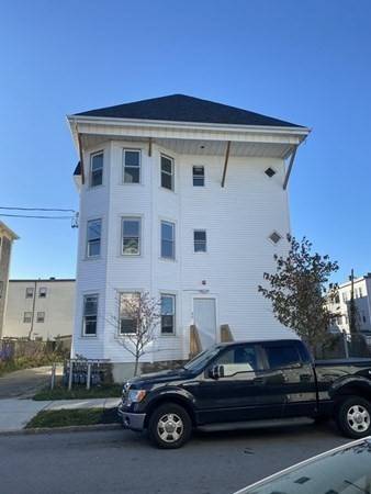 86 Beetle St #1R, New Bedford, MA 02724