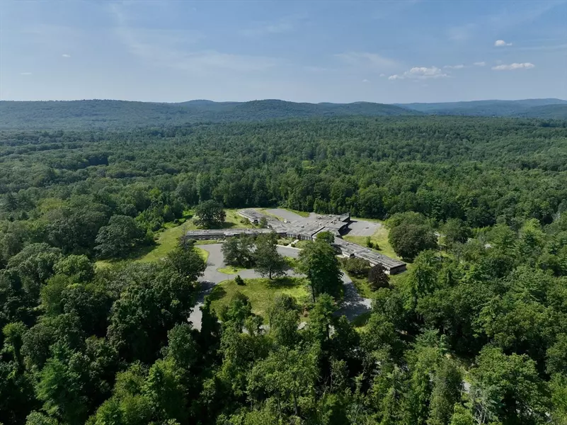 222 River Rd, Northampton, MA 01053