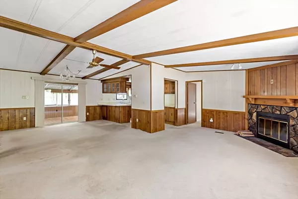 Carver, MA 02330,3-9 South Meadow Village