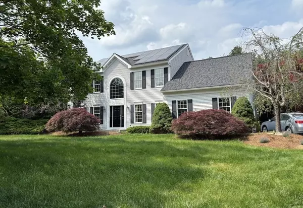 2 Farm Pond Ln, Franklin, MA 02038