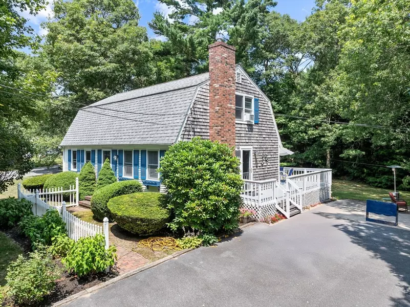 450 Skunknet Rd, Barnstable, MA 02632