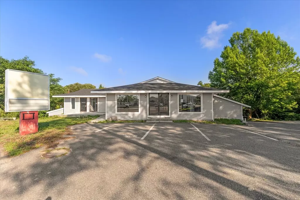Barnstable, MA 02601,307 Falmouth Rd