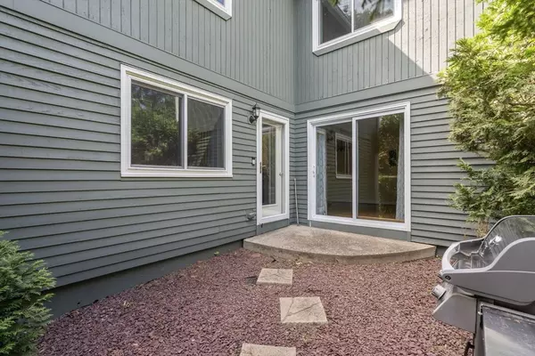 Uxbridge, MA 01569,5 Loyalist Dr #5