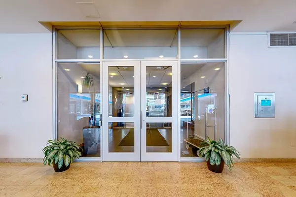 Brookline, MA 02445,77 Pond Avenue #1207