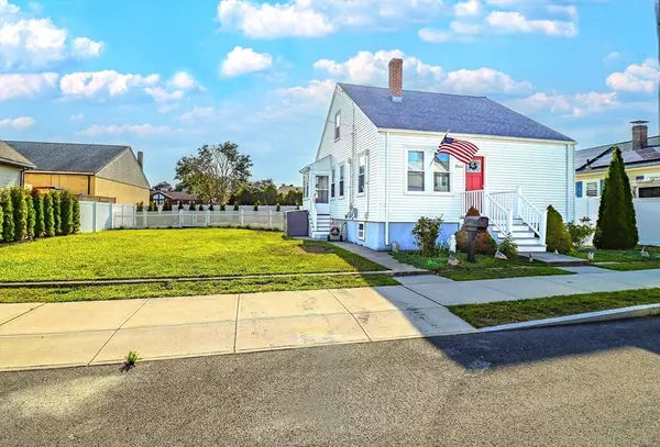 15 Puritan St, Dartmouth, MA 02748