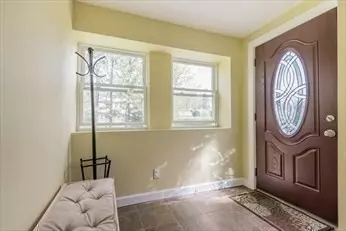 4 Hobson Ave, Woburn, MA 01801