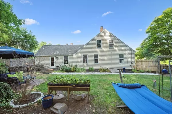 Hingham, MA 02043,1 Fort Hill St #3