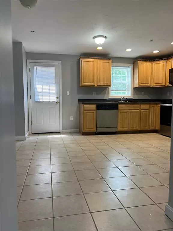 Brockton, MA 02301,17 Foster St #17