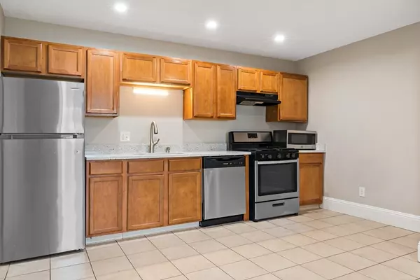 Fall River, MA 02721,239 Glasgow St #1