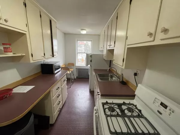 Newton, MA 02467,39 Commonwealth Ave #23