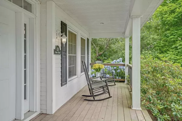 Tisbury, MA 02568,128 Spring St