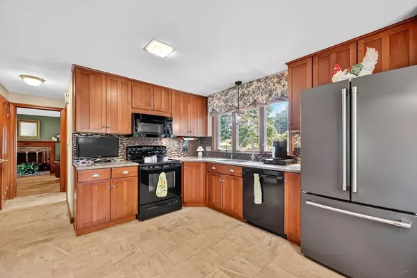 Agawam, MA 01001,96 Roberta Cir