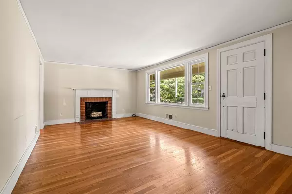 Wenham, MA 01984,15 Cherry St