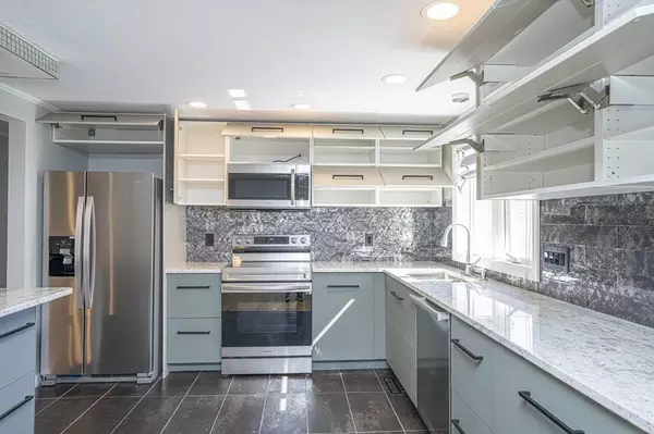 Plainville, MA 02762,9 Oak Drive