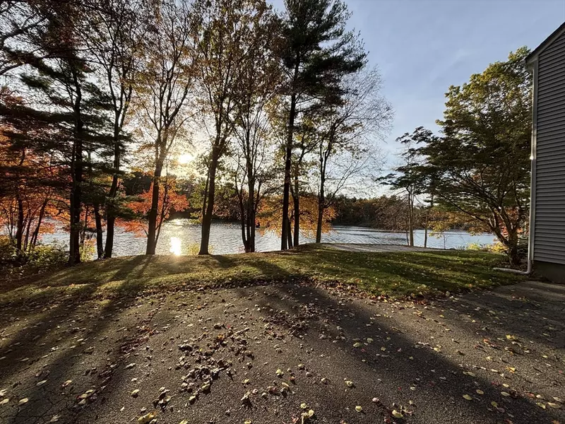 35 Shoreline Drive, Foxboro, MA 02035