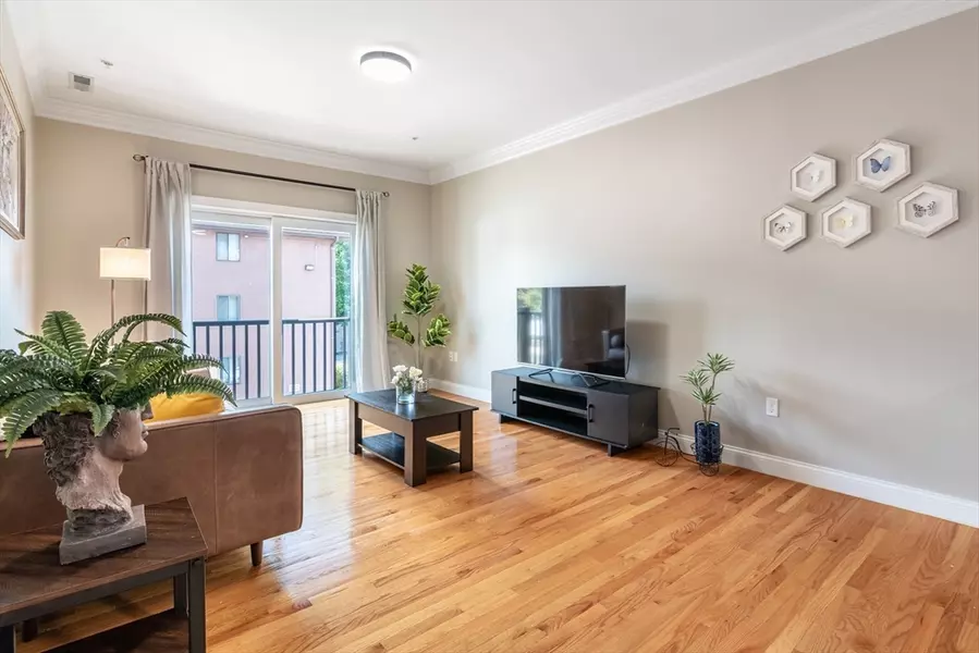 160 School St #3-1, Waltham, MA 02451