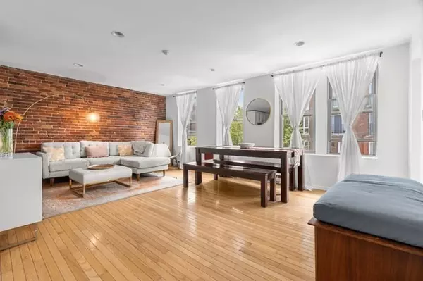 Boston, MA 02109,328 Commercial Street #52