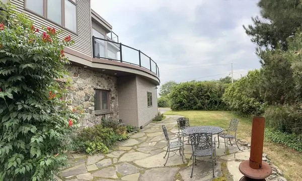 Ipswich, MA 01938,8 Goldfinch Way