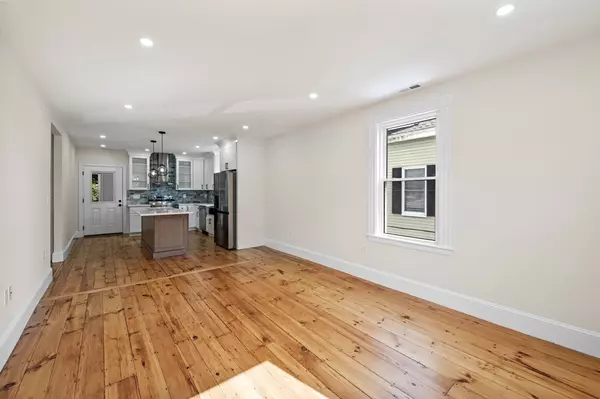Salem, MA 01970,8 Cushing Street #2