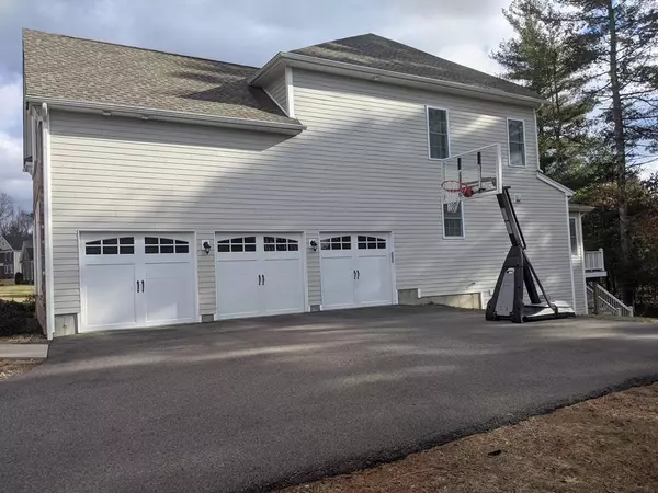 Walpole, MA 02081,31 Lester Gray Dr