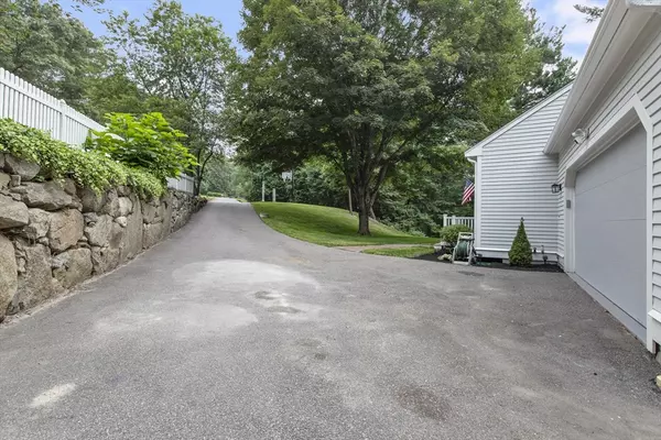 Mendon, MA 01756,6 Barrows Rd