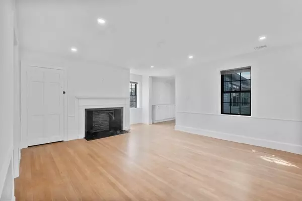 Marblehead, MA 01945,61 Front St #2